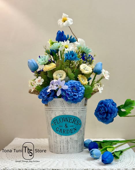 White &amp; blue combination flower bouquet.