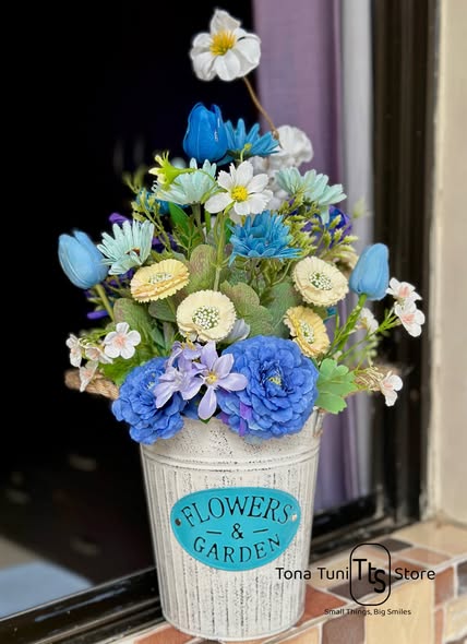 White &amp; blue combination flower bouquet.