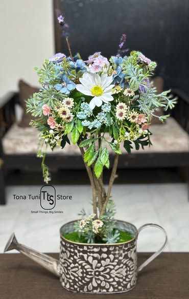 A beauitful kattle flower vas made with natural tree branch.